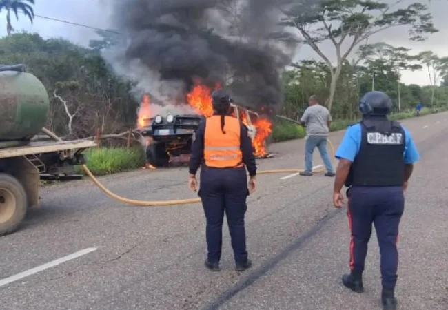 Reportan el incendio de una camioneta en la carretera nacional Morón – Coro