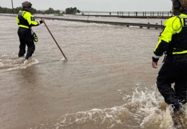 Inundaciones en Texas se agravan por lluvias intensas; rescatan a atrapados por las crecidas