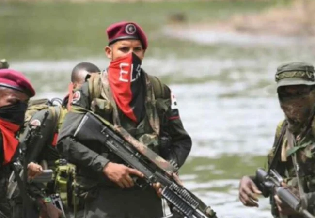 Dos policías y una mujer fallecen en ataque del ELN con explosivos en Colombia