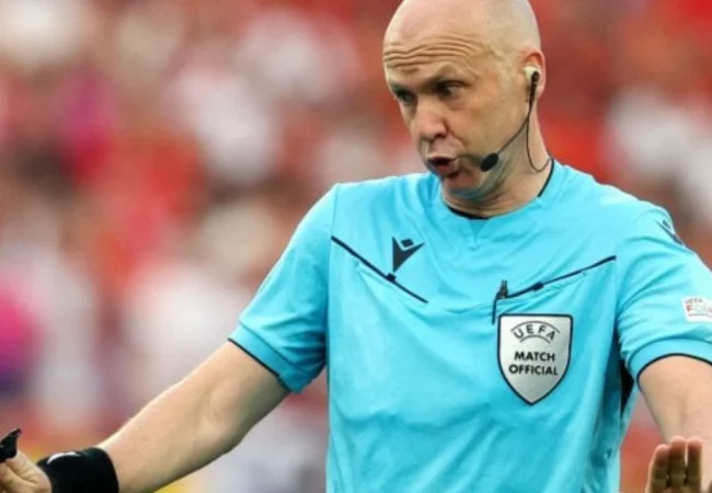 El árbitro inglés Anthony Taylor anuncia su retiro tras más de dos décadas de trayectoria
