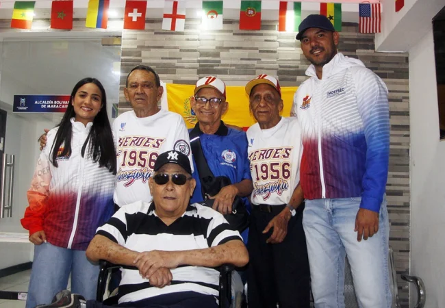 Alcaldía marabina homenajeó a ex peloteros del primer equipo de béisbol de Pequeñas Ligas de 1956