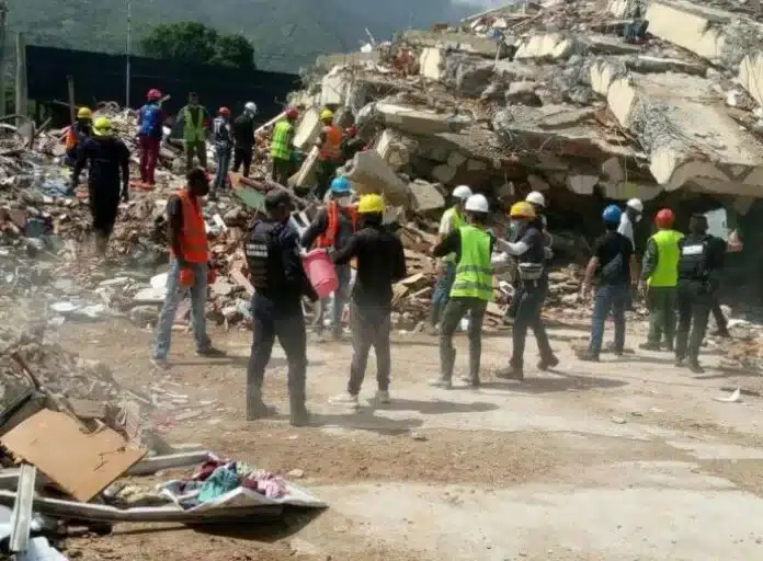 Continúa desplegado equipo multidisciplinario para remover escombros en La Guaira con más de 400 maquinarias
