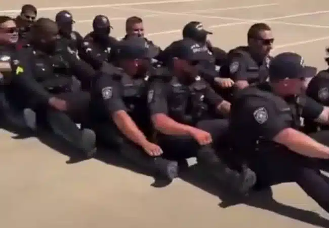 La policía de Dallas recibe a la selección de Noruega al ritmo del ‘Remo Vikingo"