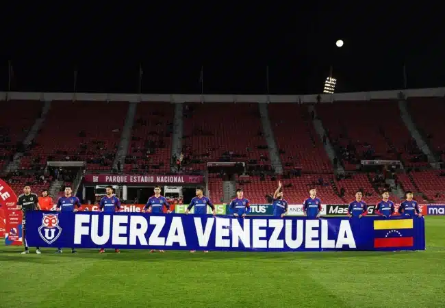 Jugadores de la Universidad de Chile solidarizan con Venezuela en emotivo gesto
