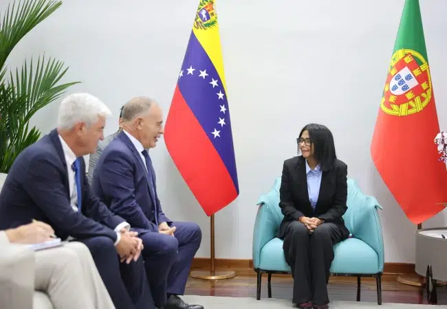 Presidenta (E) Delcy Rodríguez evalúa agenda de cooperación con autoridades de Portugal ante contingencia por el doble terremoto