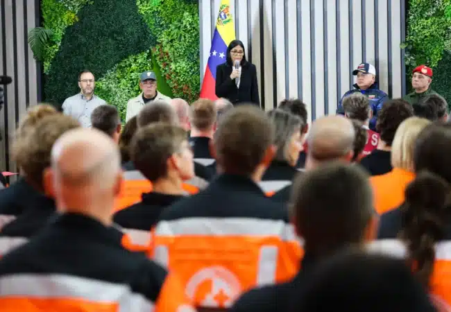Presidenta (E) Delcy Rodríguez condecoró a rescatistas de Italia y Suiza por su labor tras doble terremoto en Venezuela