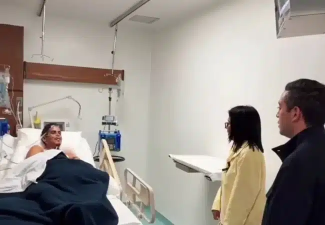 Delcy Rodríguez visitó a Hernán Gil, rescatado entre los escombros en un centro comercial de La Guaira, siete días después del doblete sísmico: "Hoy abracé un milagro"