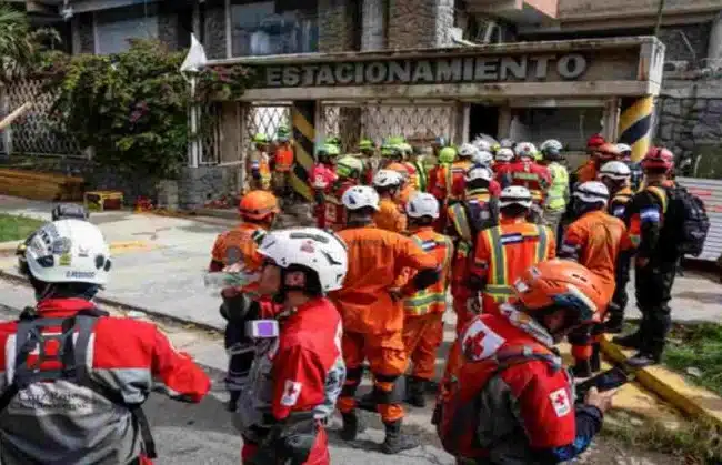 Lograron el milagroso rescate de un hombre atrapado en una caseta de seguridad: Estaba en el centro comercial Galerías Playa Grande desde los terremotos