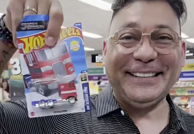 Jean Carlos Centeno va por el Guinness con su increíble colección de carritos Hot Wheels