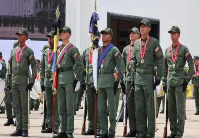 Oficiales de la UMBV rompen la tradición y se gradúan en traje de campaña para desplegarse ante la emergencia sísmica