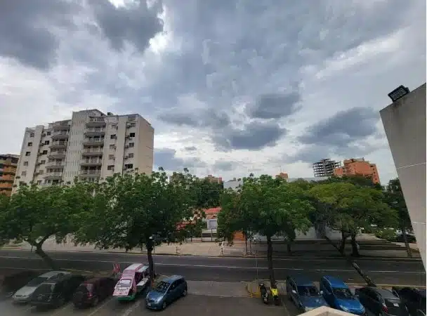 Truenos y nubarrones anuncian posibles precipitaciones en Maracaibo la tarde de este viernes